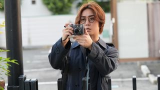亀梨和也がカメラを構え…映画『でっちあげ』新場面写真