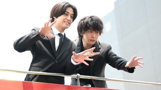 通行人も騒然！金曜ドラマ「DOPE」高橋海人＆中村倫也、ロンドンバスに乗ってサプライズ登場