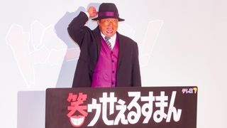 ロバート秋山が実写版「笑ゥせぇるすまん」の劇中衣装で登場！