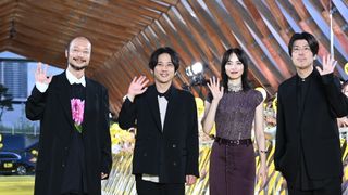 二宮和也、約650人に囲まれファンサービス！小松菜奈らと『8番出口』国内初イベント