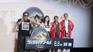 松本若菜＆吉川愛、ギャレス・エドワーズに法被をプレゼント！『ジュラシック・ワールド／復活の大地』日本最速上映ファンイベント
