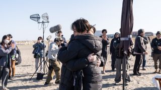 亀梨和也と渡辺翔太がハグ！『事故物件ゾク　恐い間取り』メイキング写真＆新場面写真