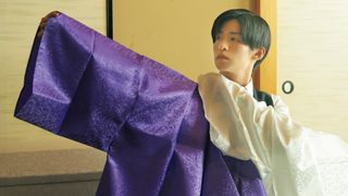 真剣なまなざしで「納棺の儀」を執り行う目黒蓮！『ほどなく、お別れです』場面カット