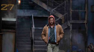 映画『ランニング・マン』主人公ベン＆物語のキーマンの姿捉えた場面写真が公開