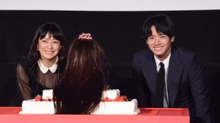 菅野美穂＆赤楚衛二『近畿地方のある場所について』生首ケーキと笑顔！