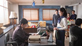 「あんぱん」接近中の八木（妻夫木聡）と蘭子（河合優実）場面写真