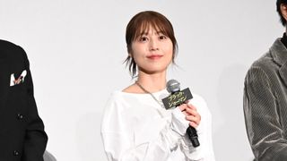 有村架純、華やか純白衣装で魅了!映画『ブラック・ショーマン』完成披露試写会