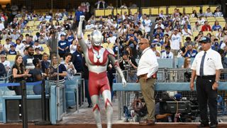 ウルトラマン、ドジャースタジアムに降り立つ！始球式にバルタン星人も乱入