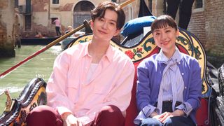 まるで映画のワンシーン　芦田愛菜＆岡田将生、水の都・ベネチアをめぐる【ベネチア国際映画祭】