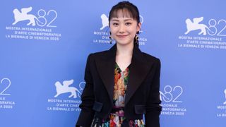 大人の魅力！芦田愛菜、シックなドレス姿で「ベネチア国際映画祭」に登場