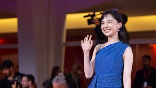 芦田愛菜、艶やかワンショルドレスで魅了！ベネチア国際映画祭レッドカーペット