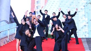 妻夫木聡が自撮り！広瀬すず、窪田正孝、永山瑛太らと『宝島』レッドカーペット登壇