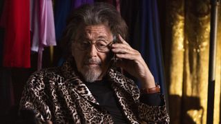 記憶を失う病に侵された老ヒットマンが人生最期の完全犯罪に挑む『殺し屋のプロット』場面写真