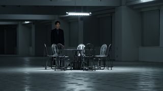 「今際の国のアリス」恐ろしすぎるスーツの男（木原勝利）場面写真