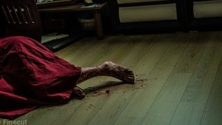 怖すぎ…『層間騒音』恐怖の団地に潜む、不穏なアイテム・人物写真