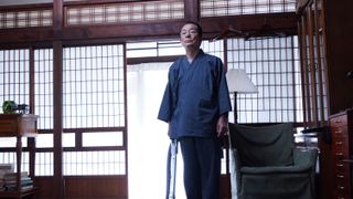 掃除機片手に直立の右京さん…「相棒 season24」初回スペシャル場面写真