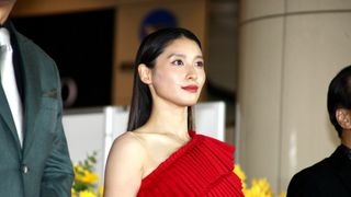 土屋太鳳、ワンショルドレスで魅了『盤上の向日葵』ジャパンプレミア