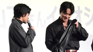 綾野剛、滝汗に思わずジャケット脱ぐ『愚か者の身分』の公開記念舞台あいさつ