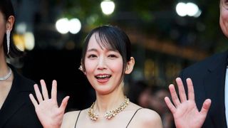 吉岡里帆、セクシーな黒ドレスでレッドカーペット登場！