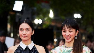 柴咲コウ、輝く黒ドレスでレッドカーペット魅了！満島ひかりと笑顔