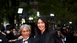 イエモン吉井和哉、カリスマ感ハンパない！黒スーツでレッドカーペット登壇