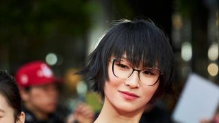 新しい学校のリーダーズ・SUZUKA、超奇抜衣装でレッドカーペット登場