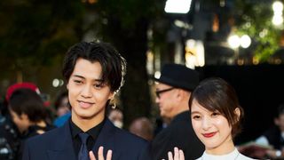 高橋海人はシックなスーツ、芳根京子は白ドレスでレッドカーペット登場