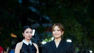 川口春奈、激変！奇抜ファッションでレッドカーペットに登場