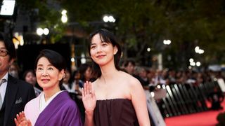 のん、胸元開いた肩出しドレスで登場！