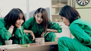 南沙良、出口夏希、吉田美月喜がグリーン作業着で不敵な笑み！映画『万事快調＜オール・グリーンズ＞』場面写真