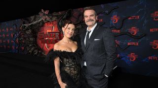 透けてるドレスで魅了！「ストレンジャー・シングス 5」キャスト集結ワールドプレミア