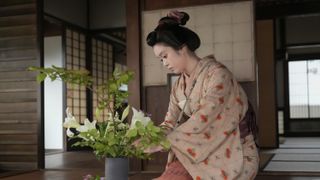 生け花をするトキ（高石あかり）…朝ドラ「ばけばけ」第8週「クビノ、カワ、イチマイ。」第39回