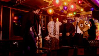 「ストレンジャー・シングス」キャストが日本の喫茶店でゲーム体験！