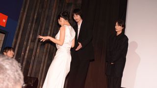 柳俊太郎、よろめく蒔田彩珠をすかさずフォロー　映画『消滅世界』公開記念舞台あいさつ