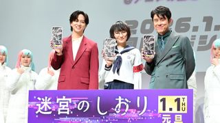 寺西拓人＆SUZUKA＆原田泰造、アニメの聖地でチラシ配り！『迷宮のしおり』ゲリラチラシ撒きイベント