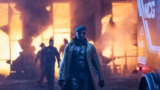 グレン・パウエルに迫る謎の殺人ハンター！映画『ランニング・マン』新場面写真