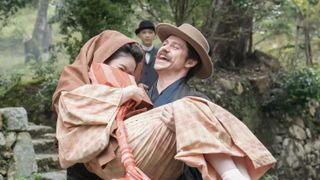 ヘブン（トミー・バストウ）がトキ（高石あかり）をお姫様だっこして…朝ドラ「ばけばけ」第86回の場面写真