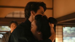 ヘブン（トミー・バストウ）はトキ（高石あかり）を抱きしめて…朝ドラ「ばけばけ」第87回の場面写真