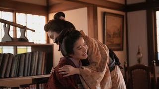 トキ（高石あかり）とサワ（円井わん）は抱き合って…朝ドラ「ばけばけ」第93回の場面写真