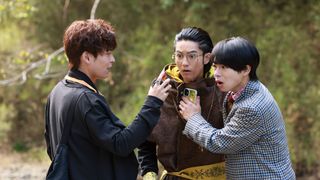 竜儀＆禽次郎、玄蕃が持つ“アレ”に驚く！Vシネ『ゴジュウジャーVSブンブンジャー』新場面写真