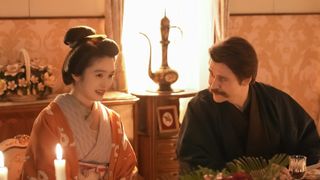 ヘブン（トミー・バストウ）とトキ（高石あかり）は誘われて…朝ドラ「ばけばけ」第105回の場面写真