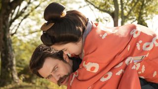 ヘブン（トミー・バストウ）はトキ（高石あかり）を背負って…朝ドラ「ばけばけ」第109回の場面写真