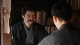 ヘブン（トミー・バストウ）は錦織（吉沢亮）と向き合って…朝ドラ「ばけばけ」第113回の場面写真