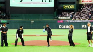 「ONE PIECE」ルフィ役イニャキ・ゴドイ、規格外の投球！WBC始球式に麦わらの一味登場