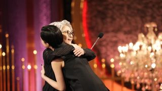 45年ぶり受賞の倍賞千恵子、河合優実とハグ！最優秀主演女優賞発表の瞬間