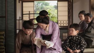 勘太（ウェンドランド浅田ジョージ）と勲（柊エタニエル）にも見せて…朝ドラ「ばけばけ」第121回の場面写真