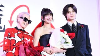 &TEAM・K、メリル・ストリープ＆アン・ハサウェイに花束贈呈！映画『プラダを着た悪魔2』来日イベント