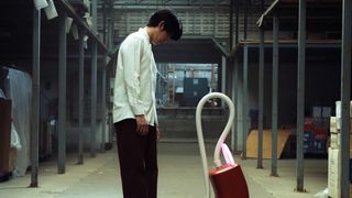 死んだ妻が掃除機の姿で帰ってきた！『ユースフル・ゴースト』場面写真