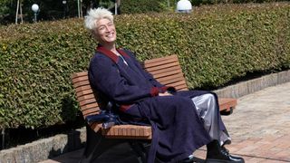 ジーク（天野浩成）、ベンチに座ってニッコリ！「仮面ライダーゼッツ」第30話場面カット