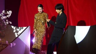戸田恵梨香、美背中ぱっくり！生田斗真がエスコート　Netflix「地獄に堕ちるわよ」配信記念PARTY